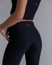 Load image into Gallery viewer, sustainable athleisure theo leggings black - Rocca Club
